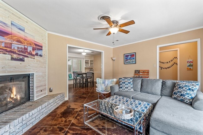 Building Photo - Adorable 3 bed 2 bath in Broadmoor Area!