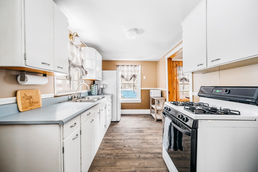 Building Photo - 586 Applegate Dr