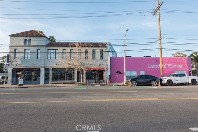 Building Photo - 2725 S La Brea Ave