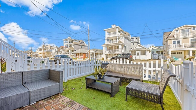 Building Photo - 816 St James Pl