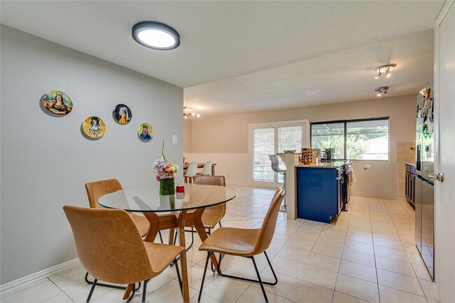 Building Photo - 3321 Pinion Dr