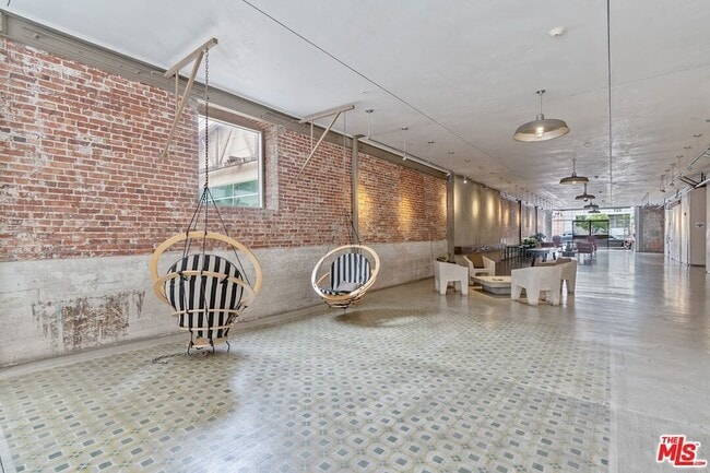 Building Photo - 527 Molino St