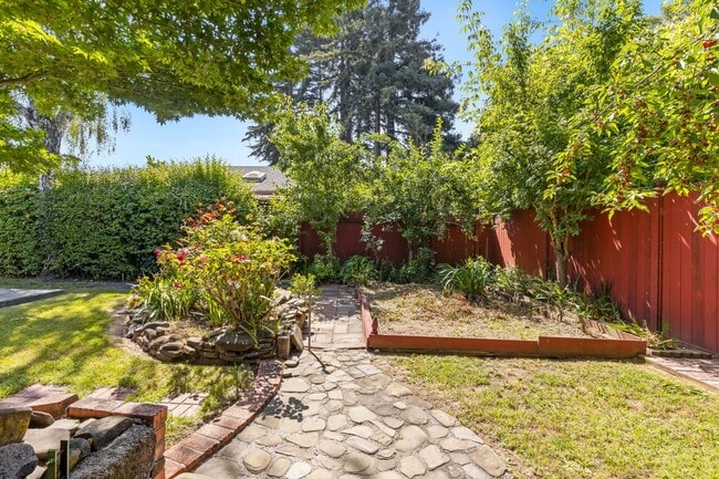 Building Photo - Charming Single-Level 3 Bedroom, 2 Bath Home