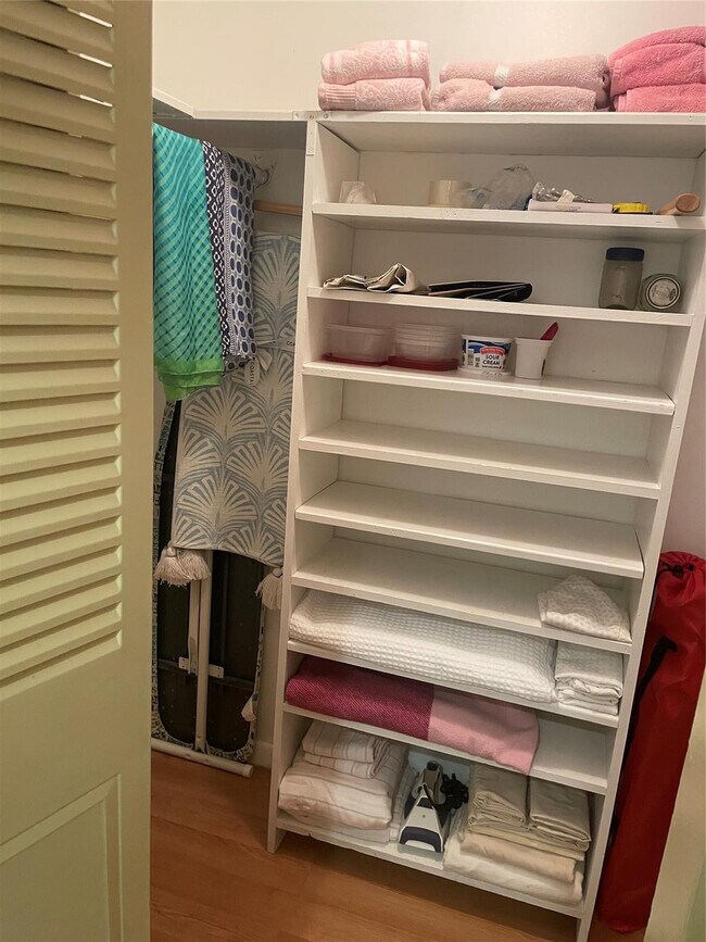 Building Photo - 604 NE 2nd St