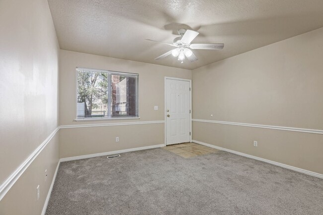 Building Photo - 2 Bed 1 Bath GROUND FLOOR Condo in Rexburg...