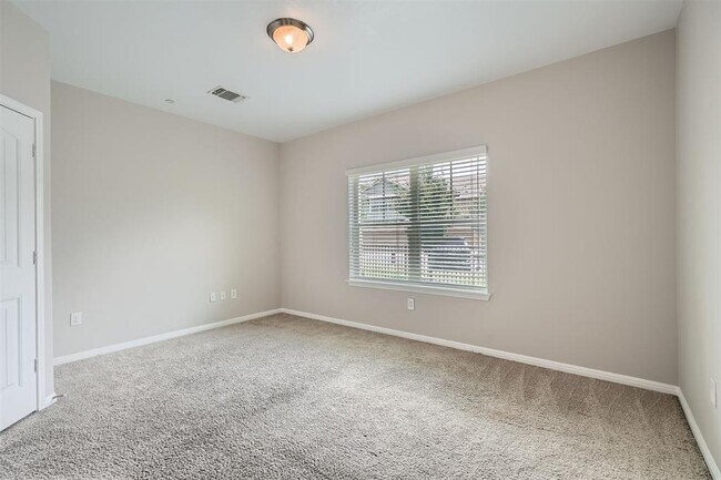 Building Photo - 516 E Slaughter Ln