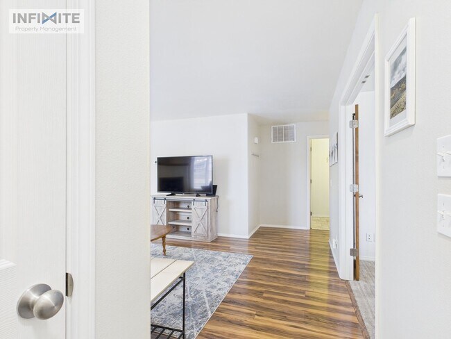 Building Photo - Bright & Spacious 3-Bedroom Apartment