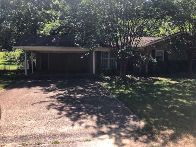 Primary Photo - 2062 Elvis Presley Dr