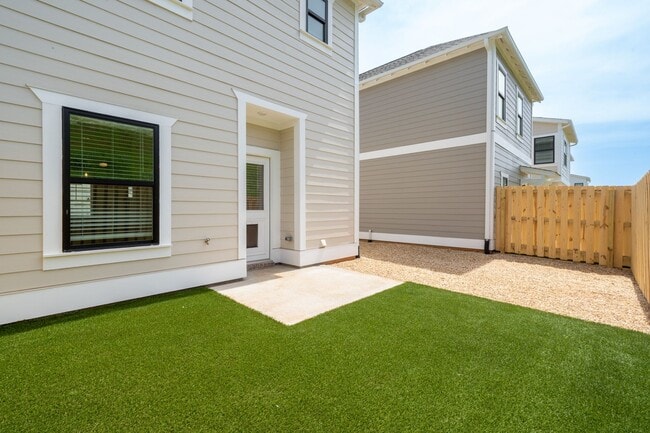 Building Photo - Private Backyard in Beautiful Community