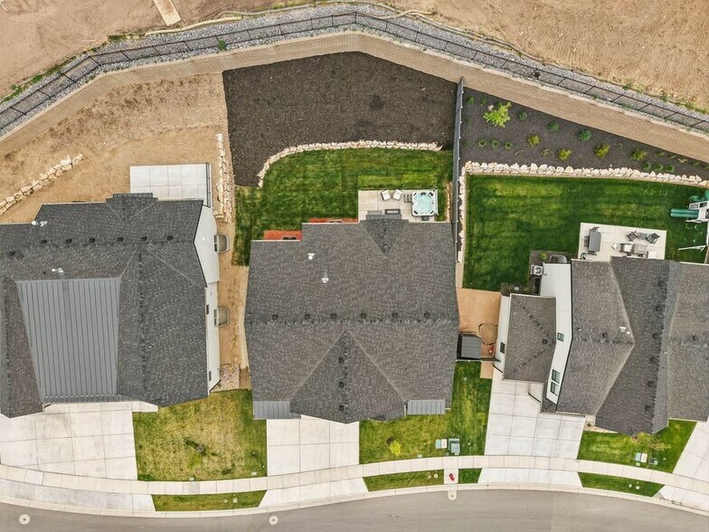 Building Photo - 6062 N Fox Cyn Rd