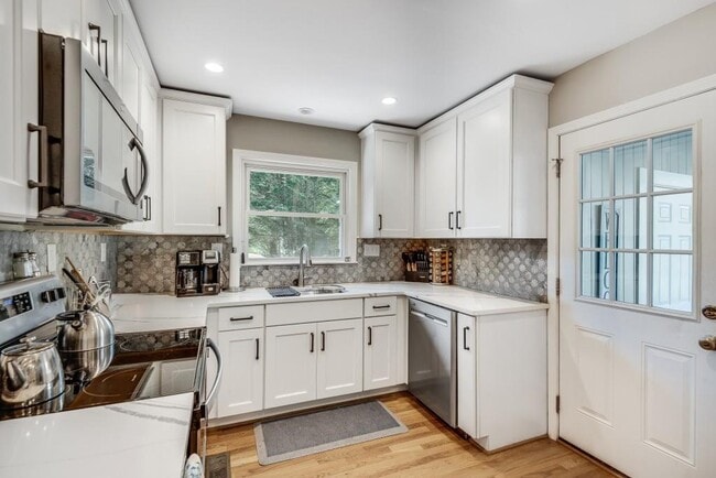 Building Photo - 3201 Valaire Dr
