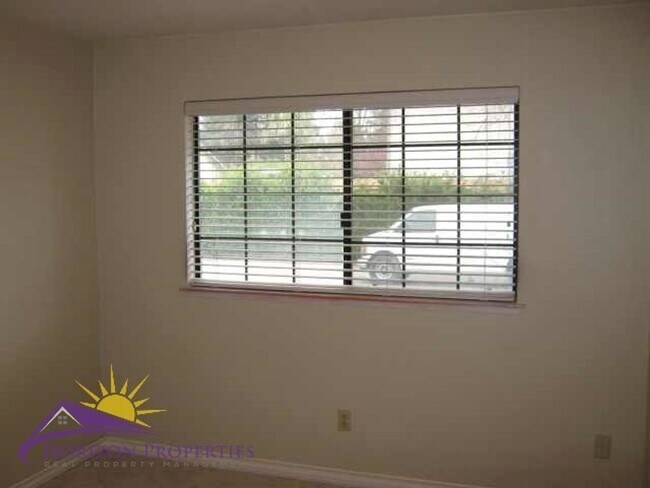 Building Photo - Open 2 Bed 2 Bath Natomas Duplex Unit