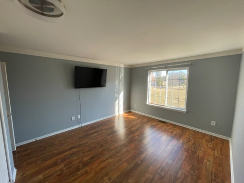 Building Photo - 500 N Fox Hills Dr