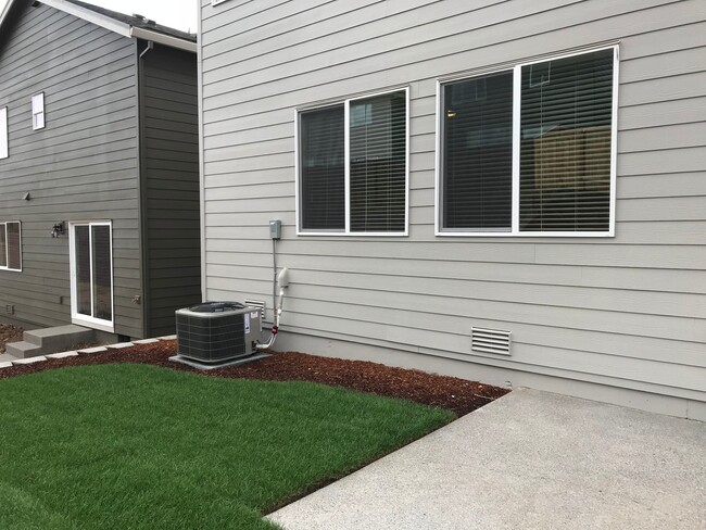 Building Photo - BRAND NEW HOME! Within 5 Minutes of Three ...