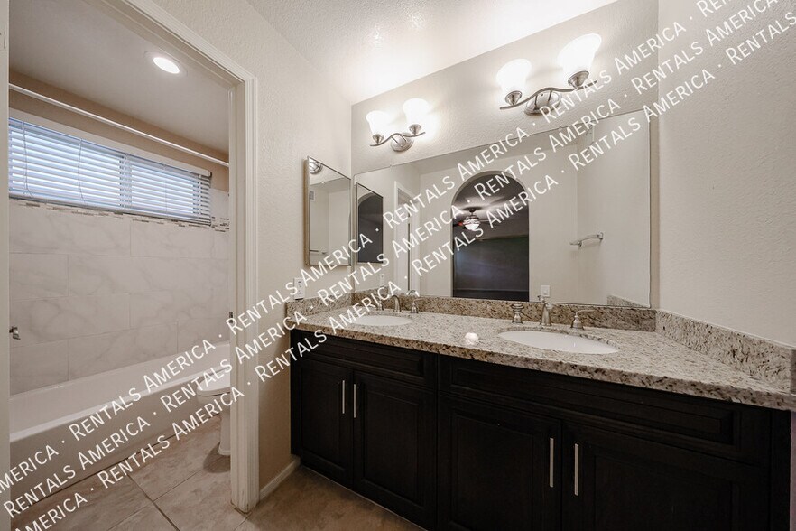 Building Photo - 4583 W Elgin St