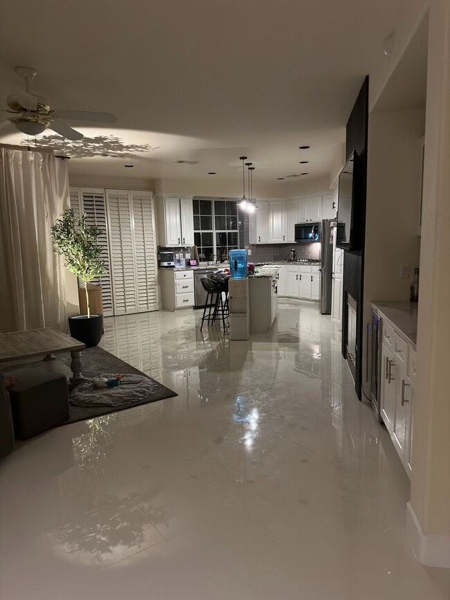 Building Photo - Stunning Fully Remodeled Luxury Home in Peccole Ranch