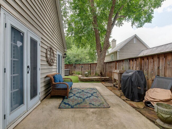 Building Photo - A picture perfect cottage home ready for you with community pool!