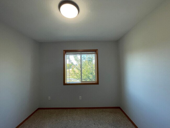 Building Photo - Spacious 5BR / 3BA Beacon Hill Home – 2,210 SF – $3900 – Pets OK