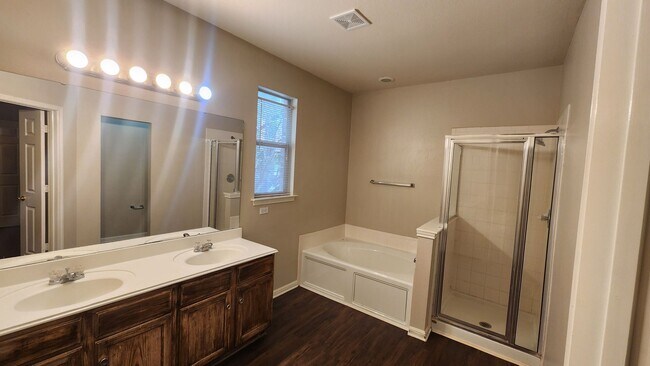 Building Photo - Located In the heart of Stone Oak