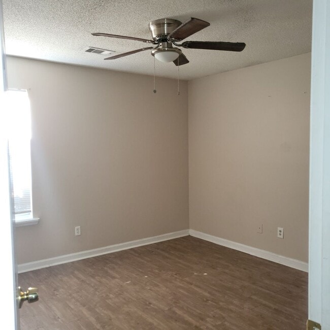 Building Photo - 707 Macey St