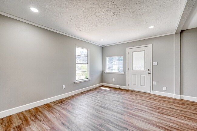 Building Photo - 6715 Victoria St