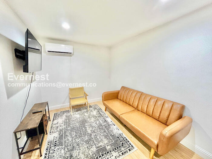 Building Photo - 8633 Westglen Dr