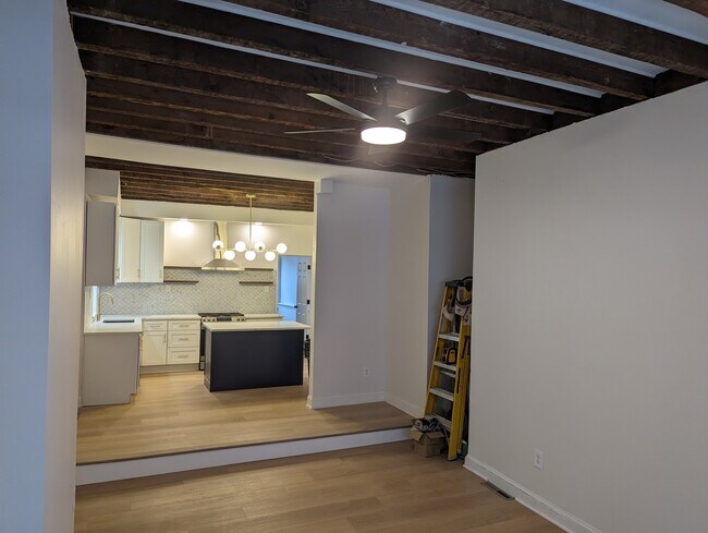 Building Photo - 615 E Thompson St