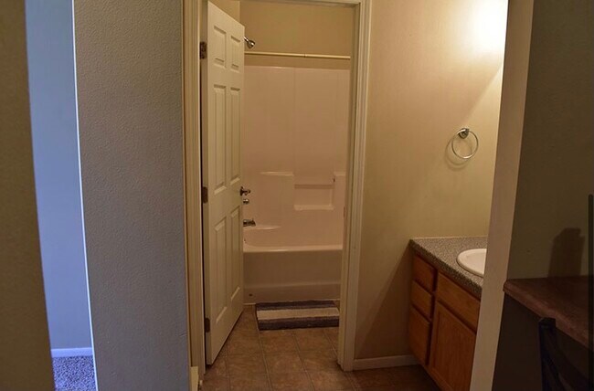 Hotel Style Bathroom Where 2 People Can Get Ready At Once - 1414 12th Ave N