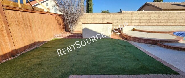 Building Photo - 4 Bedroom Pool Home For Rent in West Palmdale