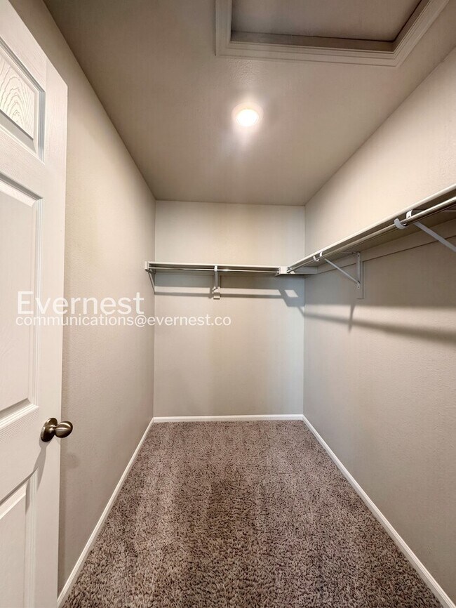 Building Photo - 3 Bed/2.5 Bath Townhome with Garage / Available Now!