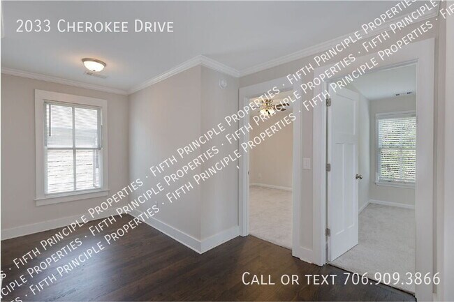 Building Photo - 2033 Cherokee Dr