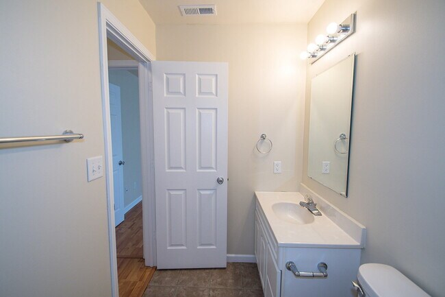 Building Photo - "Charming 3-Bedroom Retreat with 2 Full Ba...