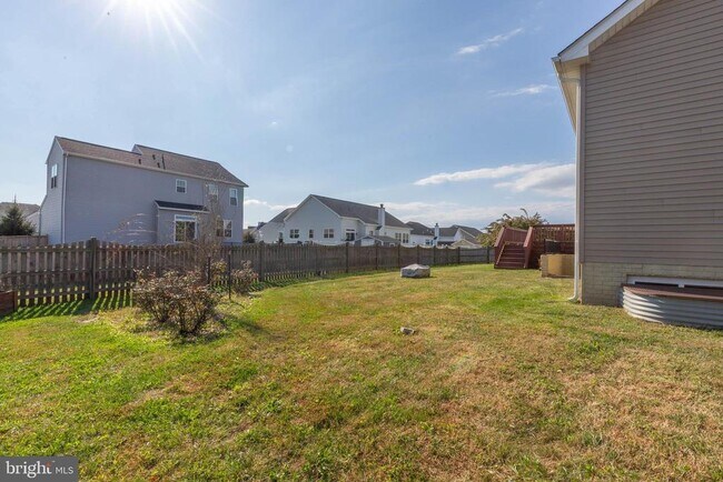 Building Photo - 15 Flag Ct