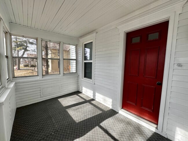 Building Photo - 1008 Giles St