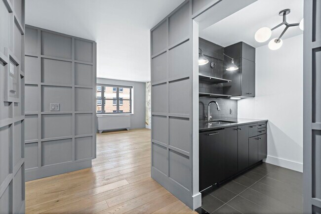 Building Photo - 516 W 47th St