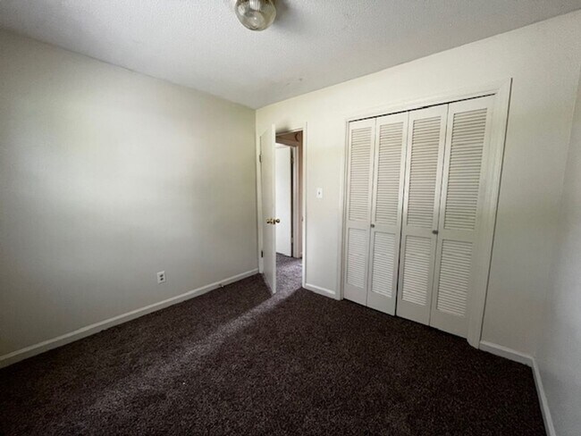 Building Photo - 4 Bedroom 2.5 Bath House with Garage and B...