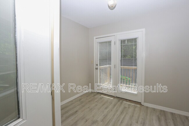 Building Photo - 205 White Oak Dr NE