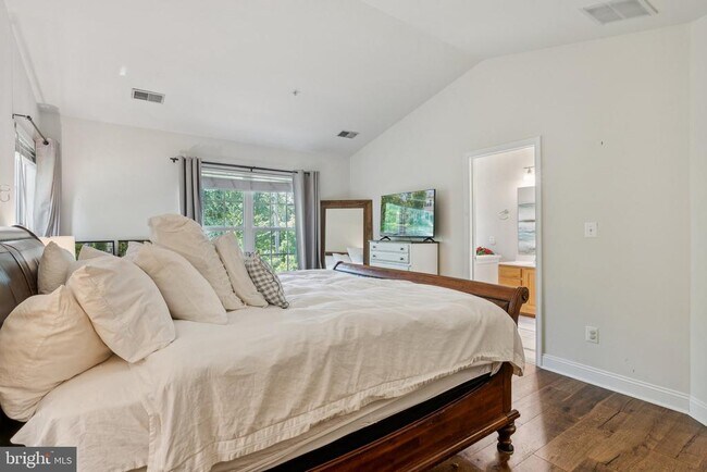 Building Photo - 856 Stonehurst Ct