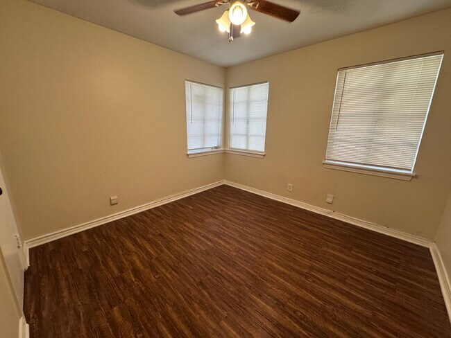 Building Photo - 2212 Sturges Dr