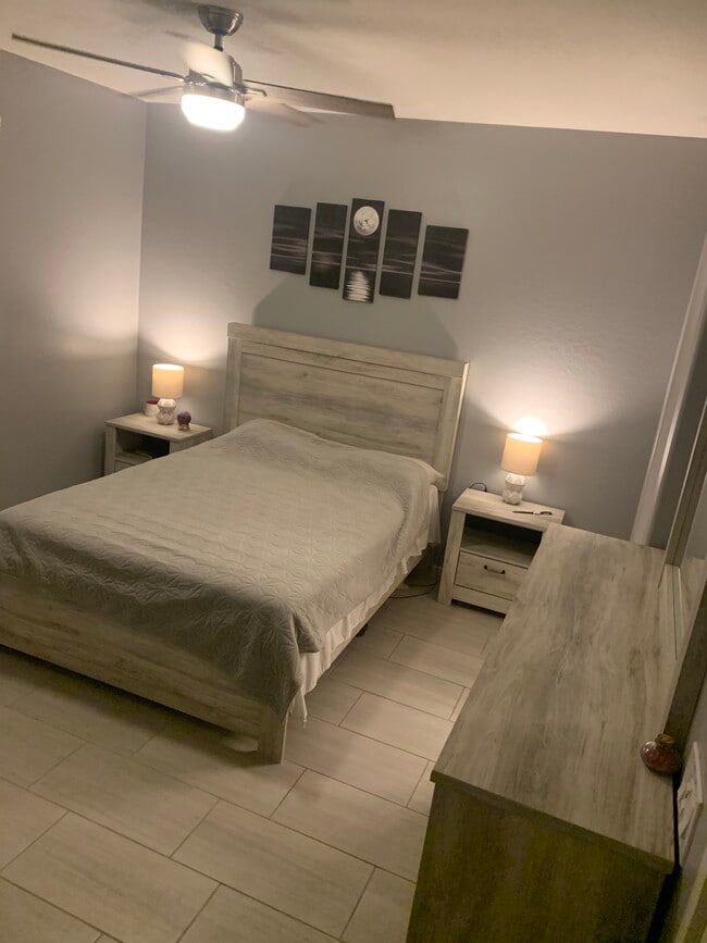 Building Photo - 2342 E Hidalgo Ave