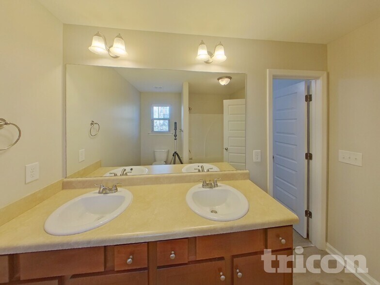 Building Photo - 500 Kirkland Dr