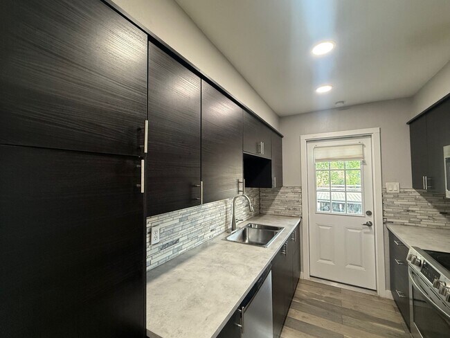 Building Photo - 8299 Kingsbrook Rd