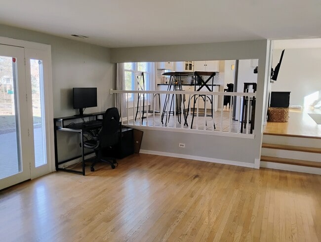 Building Photo - 4958 Oak Ln