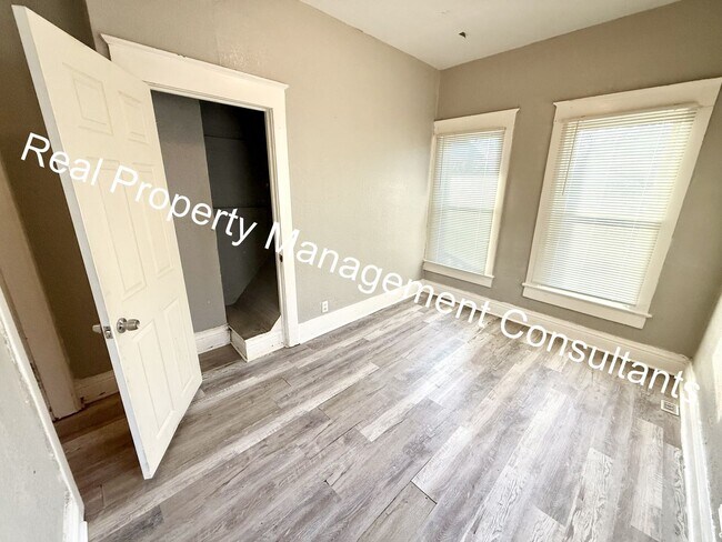 Building Photo - Renovated 2 Bedroom with Deposit Free Living via Obligo