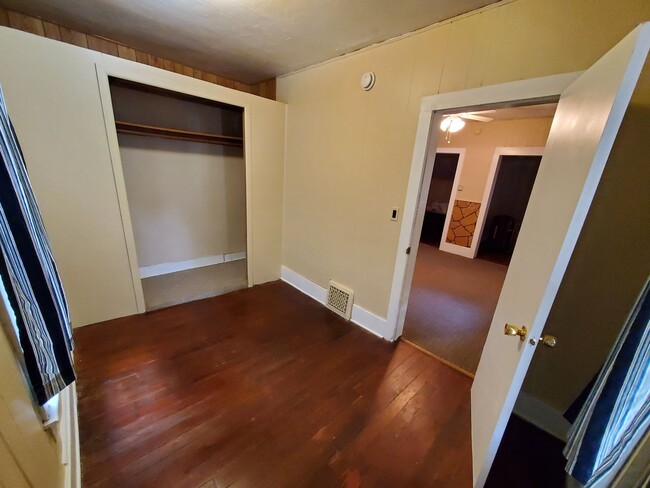 Building Photo - Cute 2 bedroom with garage & fence in back...