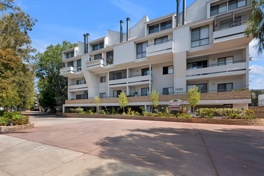Building Photo - 13331 Moorpark St