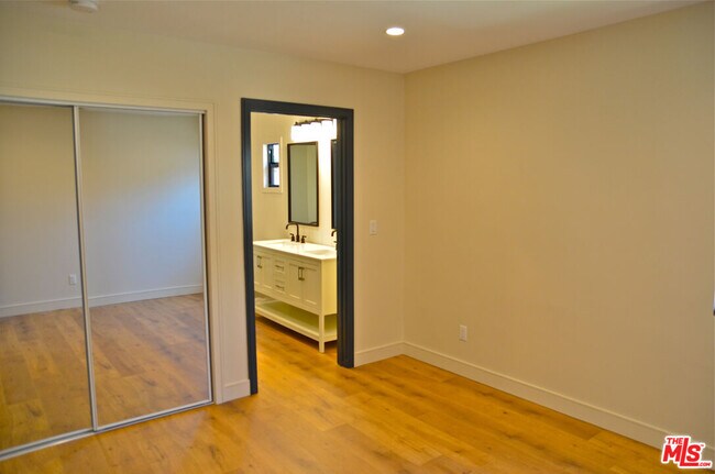 Building Photo - 3116 W 81st St