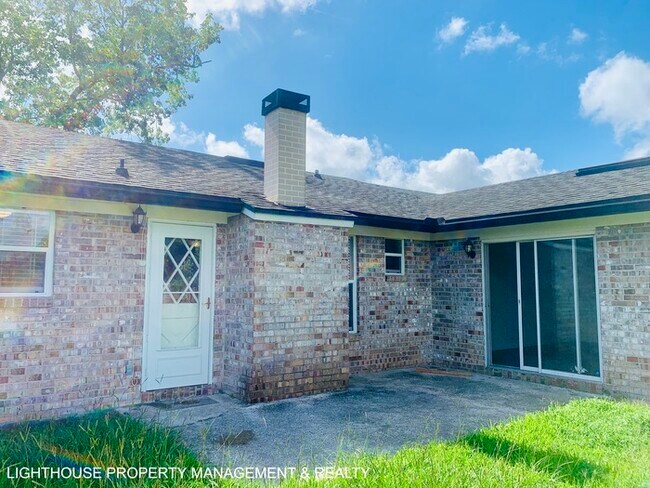 Building Photo - Spacious 4-Bedroom, 2-Bath with Fenced Yar...
