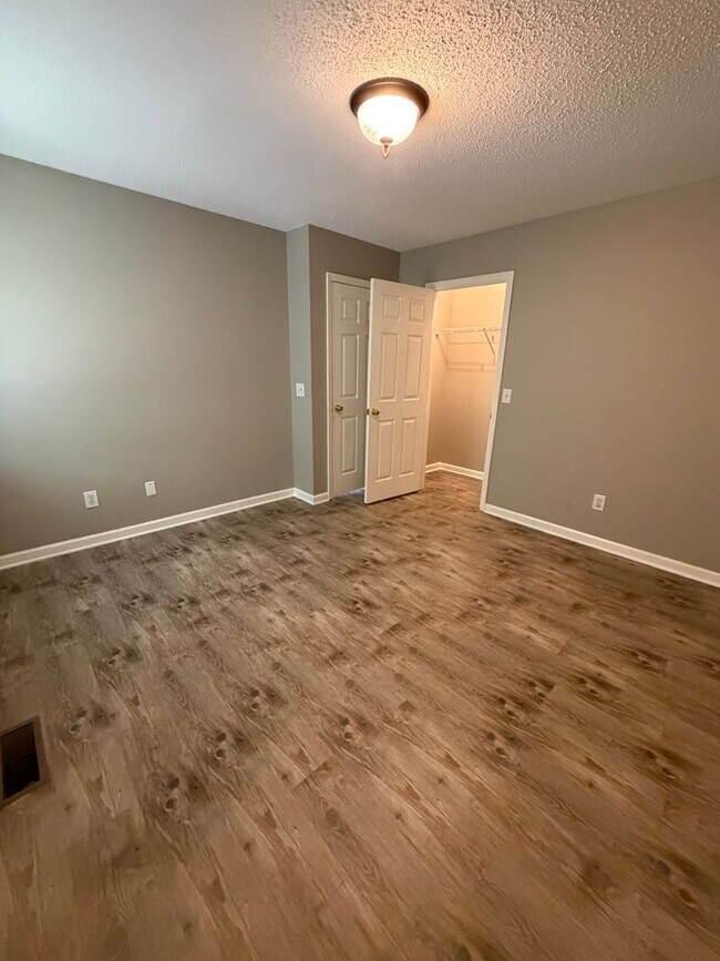 Building Photo - 1701 W Oak Dr
