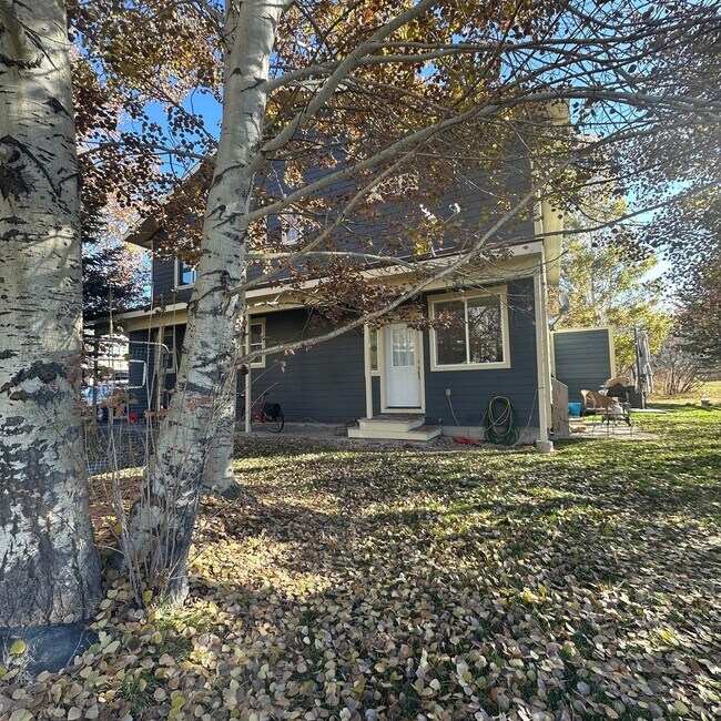 Building Photo - Spacious  3 bedroom 2.5 bathroom townhouse